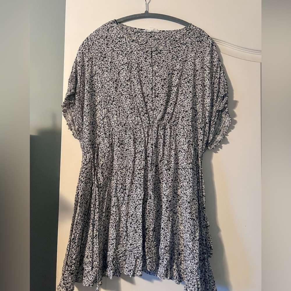 Summer black and white flowy dress